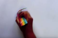 Βάζει 5 μαρκαδόρους στο χέρι του - Δείτε τι κάνει μετά... [video]