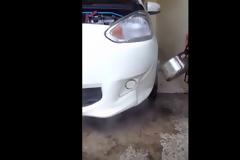 Ρίχνει βραστό νερό στον χτυπημένο προφυλακτήρα του - Δείτε τι συμβαίνει στο χτύπημα [video]