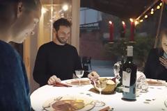 Τραπέζι μετατρέπεται σε κάτι εκπληκτικό όσο οι καλεσμένοι περιμένουν το γεύμα τους! [video]