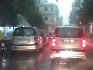 Φωτογραφία για Πλημμύρισε η Πάτρα! - Κυκλοφοριακό κομφούζιο στο κέντρο - Αυτοκίνητα πάνω στην πλατεία Τριών Συμμάχων!