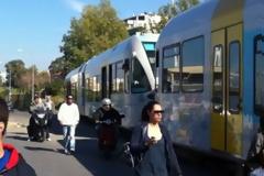 Πάτρα: Το τρένο έκοψε ταχύτητα για να μην πέσει στα μποτιλιαρισμένα αυτοκίνητα - Μπάρα έπεσε σε λεωφορείο