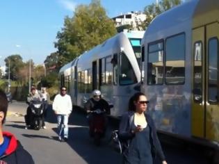 Φωτογραφία για Πάτρα: Το τρένο έκοψε ταχύτητα για να μην πέσει στα μποτιλιαρισμένα αυτοκίνητα - Μπάρα έπεσε σε λεωφορείο
