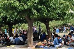 Μεταφέρουν τους πρόσφυγες από την πλατεία Βικτωρίας στον Ελαιώνα