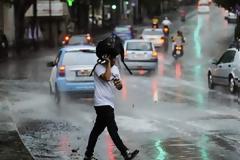 Η μέρα έγινε νύχτα στην Αθήνα - Η έντονη καταιγίδα αιφνιδίασε [photos]