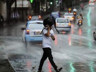 Φωτογραφία για Η μέρα έγινε νύχτα στην Αθήνα - Η έντονη καταιγίδα αιφνιδίασε [photos]
