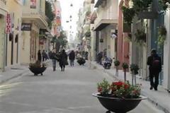 Πάτρα: Η βροχή ξήλωσε τις πλάκες στον πεζόδρομο της Ρήγα Φεραίου