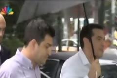 H ομπρέλα- έκπληξη που κρατούσε ο Αλέξης Τσίπρας στην Κουμουνδούρου [video]