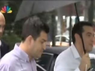 Φωτογραφία για H ομπρέλα- έκπληξη που κρατούσε ο Αλέξης Τσίπρας στην Κουμουνδούρου [video]