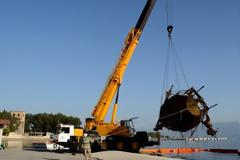 Δείτε βίντεο από την ανέλκυση του βυθισμένου στο παλιό λιμάνι του Αιγίου, ιστιοφόρου Caval Fort