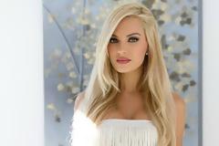 To κορίτσι έδωσε ρέστα! Έπεσε το στούντιο με το μίνι της Τζούλια Νόβα... [video]