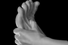 Μούδιασμα, κράμπες & ανεξήγητοι πόνοι: Τι προσπαθεί να σας πει το σώμα σας