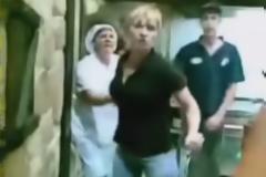 Η κοντή κάνει μαύρο στο ξύλο τον ψηλό: Δείτε το και θα κλάψετε από τα γέλια... [video]