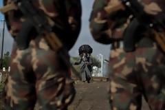 Και πλαστικές σφαίρες θα χρησιμοποιεί ο ουγγρικός στρατός κατά των προσφύγων