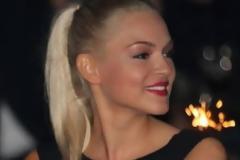 Δε μας λυπάσαι κούκλα μου! Η Κάβουρα με μίνι που κόβει την ανάσα... [photo]