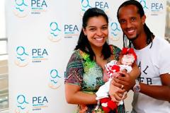 ΣΤΑ... ΕΡΥΘΡΟΛΕΥΚΑ ΒΓΗΚΕ ΑΠΟ ΤΟ ΜΑΙΕΥΤΗΡΙΟ Η ΚΟΡΑΚΛΑ ΤΟΥ ΣΑΛΙΝΟ! (PHOTOS)