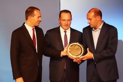 ΑΦΙΕΡΩΣΑΝ ΤΟ ΒΡΑΒΕΙΟ ΣΕ ΠΑΙΚΤΕΣ ΚΑΙ ΠΡΟΠΟΝΗΤΕΣ ΟΙ... ΑΓΓΕΛΟΠΟΥΛΟΙ! (ΡΗΟΤΟ)