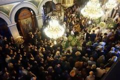 Πάτρα: Ατελείωτος θρήνος στις κηδείες του Ανδρέα και της Ρεγγίνας - Συγκλονιστική η στιγμή που συναντήθηκαν οι δυο μανάδες