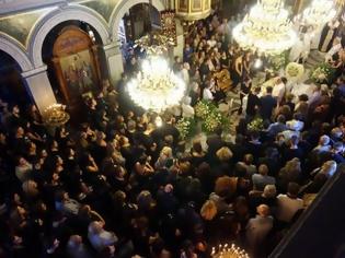 Φωτογραφία για Πάτρα: Ατελείωτος θρήνος στις κηδείες του Ανδρέα και της Ρεγγίνας - Συγκλονιστική η στιγμή που συναντήθηκαν οι δυο μανάδες