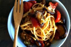 Η συνταγή της ημέρας: Μακαρονάδα με μελιτζάνες και πιπεριές