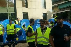 Οι μεταλλωρύχοι έξω από το υπουργείο Περιβάλλοντος - Περιμένουν τον Σκουρλέτη