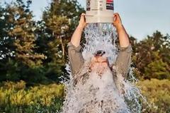 Έπιασαν τόπο; Πού πήγαν τελικά τα χρήματα του Ice Bucket Challenge;