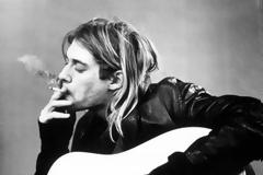 Σοκαριστικές φωτογραφίες με τον Κερτ Κομπέιν νεκρό