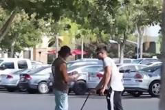 Tυφλός ρωτάει αν κέρδισε το λαχείο του - Η συνέχεια θα σας σοκάρει... [video]