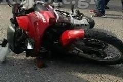 Λαμία: Τροχαίο με μηχανή σε επικίνδυνη διασταύρωση μέσα στην πόλη - Τον έσωσε το κράνος