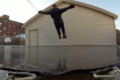 Τι θα συμβεί αν πηδήξεις σε ένα τραμπολίνο που έχει καλυφθεί από πάγο [video]