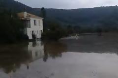 Απεγκλώβισαν γυναίκα με κανό, στην πλημμυρισμένη Σκόπελο [photo]