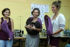 Μια Ελληνίδα, μια Γερμανίδα, μια Ιταλίδα: Μαζεύτηκαν, φτιάχνουν μάρσιπους για τα μωρά των προσφύγων και συγκινούν