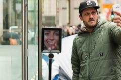 Κουβέρτες στρώματα σκηνές ακόμη και ρομπότ επιστρατεύτηκαν για το iphone 6S