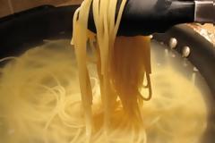 Δείτε γιατί όλοι μαγειρεύουμε λάθος τα μακαρόνια... [video]