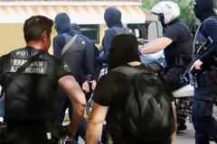 Ο υπαρχηγός του Μαζιώτη, Γιώργος Πετρακάκος κατηγορείται για χρηματοδότηση του Επαναστατικού Αγώνα, για την απαγωγή του βιομήχανου Μυλωνά, αλλά και για ληστείες τραπεζών