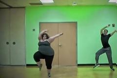 Η εύσωμη χορεύτρια που έκανε το Internet να υποκλιθεί... [video]