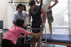 Παραπληγικός περπάτησε με τη βοήθεια συσκευής που διαβάζει το μυαλό του