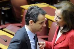 Η Ντόρα Μπακογιάννη δεν στηρίζει τον αδερφό της! Τι απαντά ο Κυριάκος Μητσοτάκης