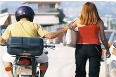 Συνελήφθη απο αστυνομικούς ο τσαντάκιας της Λάρισας