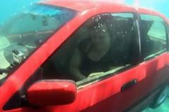 Τι πρέπει να κάνουμε αν το αμάξι μας βυθιστεί στο νερό