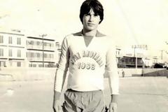 Είναι πασίγνωστος Έλληνας τραγουδιστής σε νεαρή ηλικία! Τον αναγνωρίζετε;