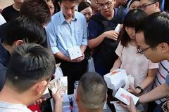 Χονγκ Κονγκ: Χρυσές δουλειές στη μαύρη αγορά με το νέο iPhone 6s (το χρυσό...)