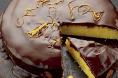 Η συνταγή της ημέρας: Σιροπιαστό κέικ πορτοκάλι με επικάλυψη σοκολάτας