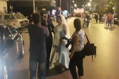 Γαμήλια φωτογράφιση με φόντο... αντιφασιστική πορεία... [photos]