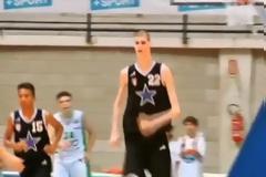 Τρέλα με τον Ρουμάνο γίγαντα - Στα 15 του έχει ύψος 2,29μ [video]
