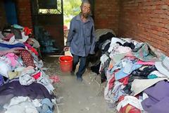 Αδιανόητο: Αγρότης δένει τη γυναίκα και το παιδί του σε στύλο για να μη το σκάσουν [photo]