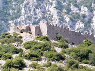 Φωτογραφία για Σε ερείπια και χαλάσματα έχει μετατραπεί το κάστρο Ελευθεροχωρίου Παραμυθιάς κοντά στην Εγνατία οδό