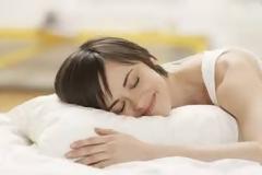 Πώς να κοιμάσαι για να να μην κάνεις ρυτίδες