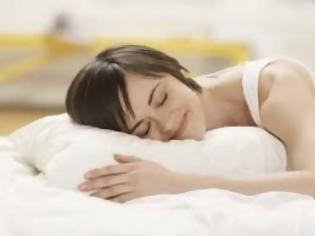 Φωτογραφία για Πώς να κοιμάσαι για να να μην κάνεις ρυτίδες