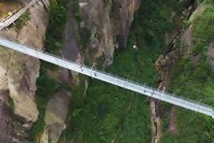 Η μεγαλύτερη γυάλινη γέφυρα στον κόσμο