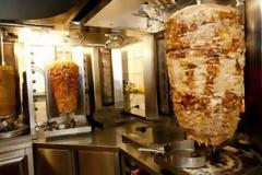 Βίντεο που ΣΟΚΑΡΕΙ: Πανικός σε ψησταριά: Ποντικός 